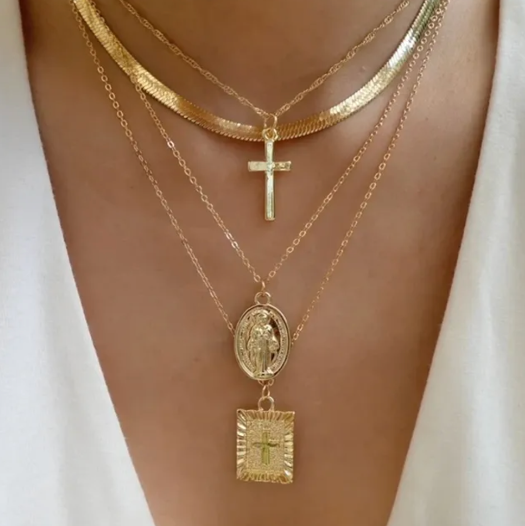 Set med 4 guldpläterade halsband med choker och kors